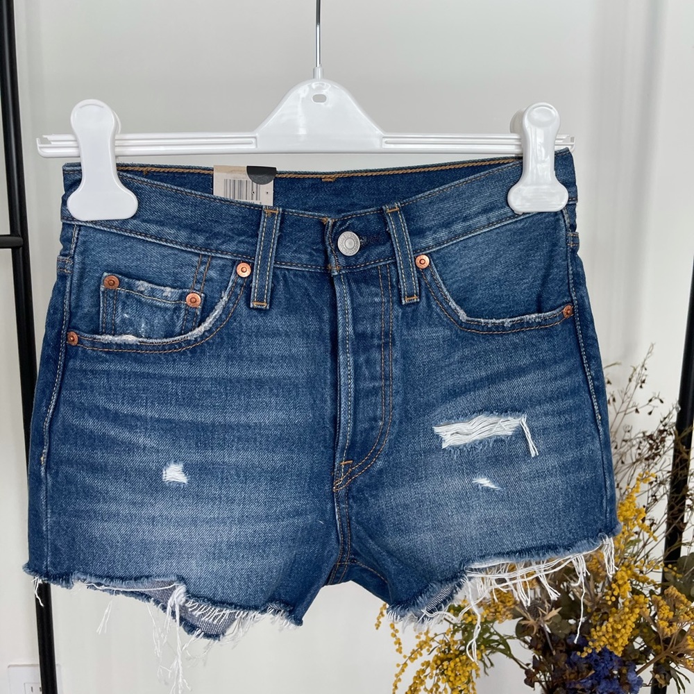 LEVI’S short distressed Denim shorts 501 W 24